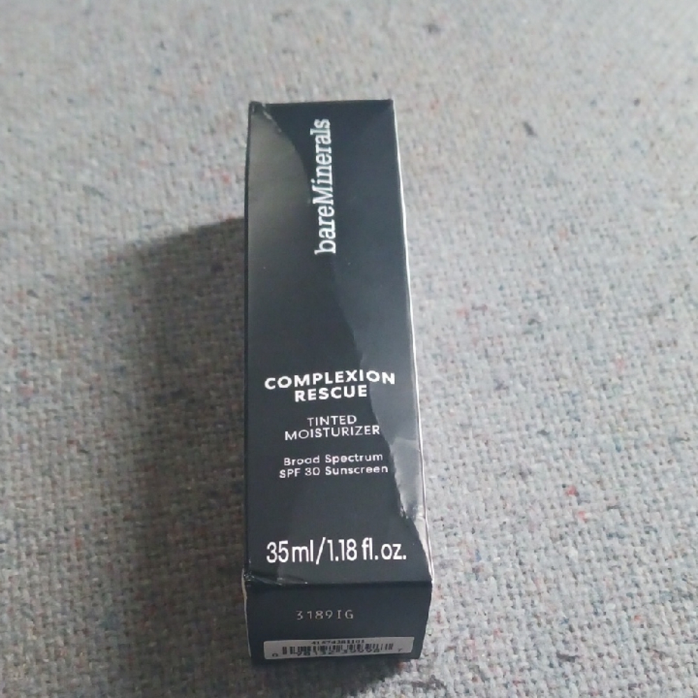 bareMinerals Complexion Rescue Tinted Moisturizer In Natural Pecan.